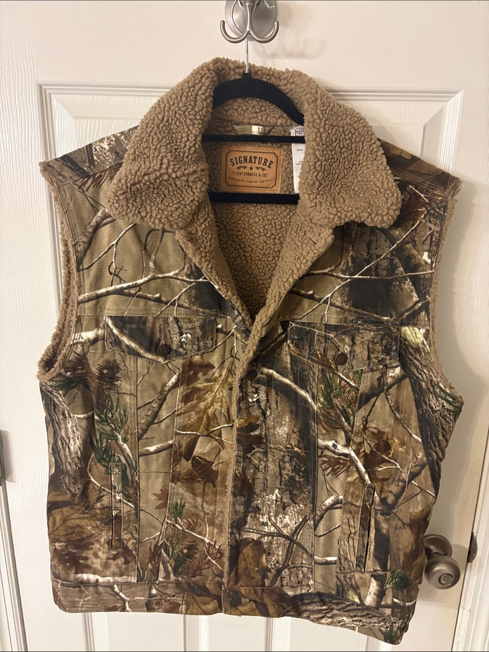 Signature by Levi Strauss Realtree Camo hunting Vest with Brown Sherpa interior